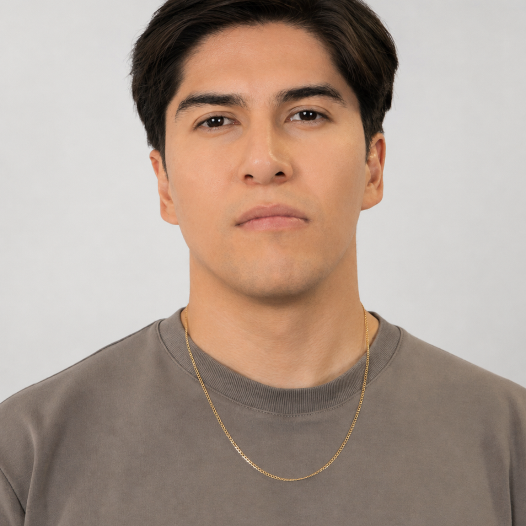 Hombre usando cadena barbada oro 10k 2mm 55cm, retrato frontal – CRIXUS Joyería