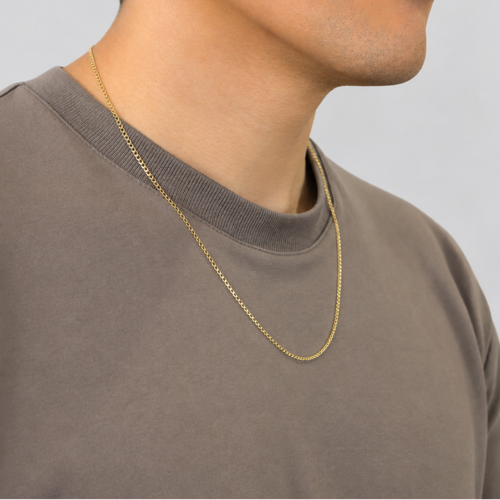 Cadena barbada oro 10k puesta en hombre, vista lateral con playera gris – CRIXUS Joyería