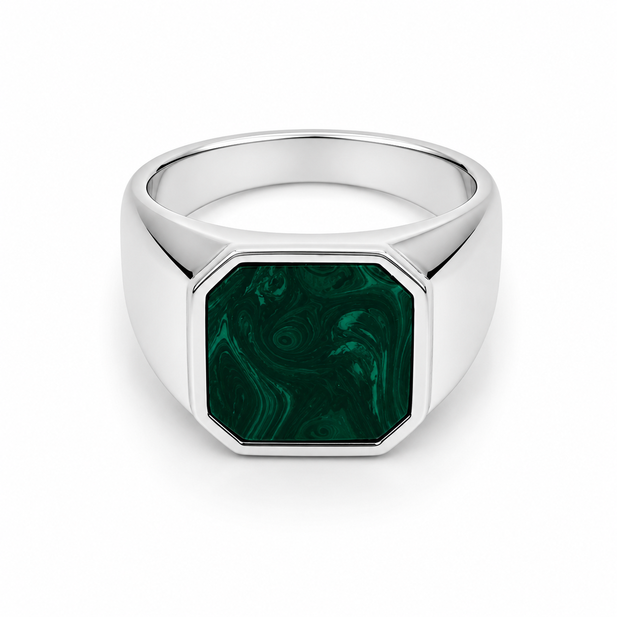 Anillo sello malaquita plata 925 pulida, vista en perspectiva mostrando banda y piedra verde