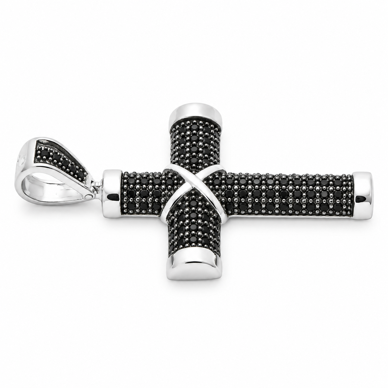 Dije cruz latina tubular plata 925 con zirconias negras, vista lateral con argolla